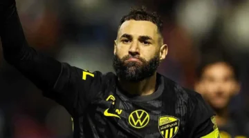 بسبب الفلاش.. تصرف مفاجئ من بنزيما تجاه مصور مباراة الاتحاد والقادسية